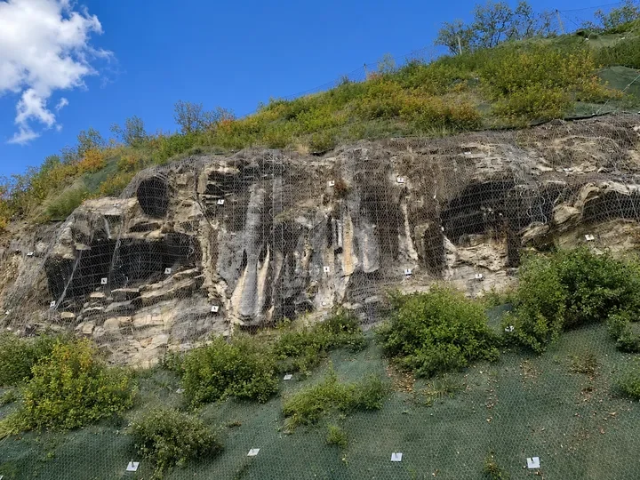 SteelGrid HR — High-strength steel mesh system for rockfall mitigation and slope consolidation.